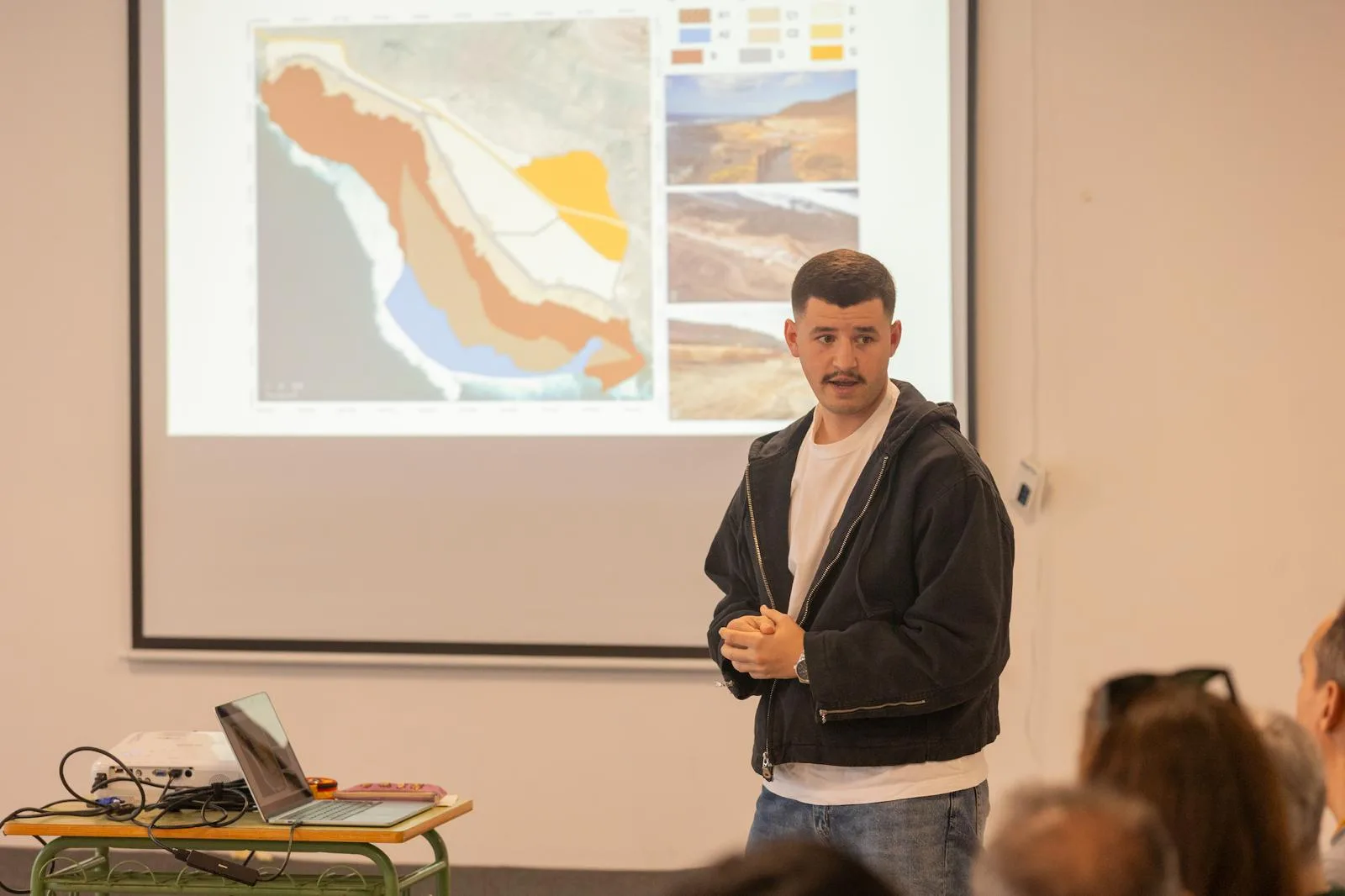 Adrián Cabrera presenta la zonificación del Confital en el XXIII Foro de la Microárea Ecoturística de Las Canteras