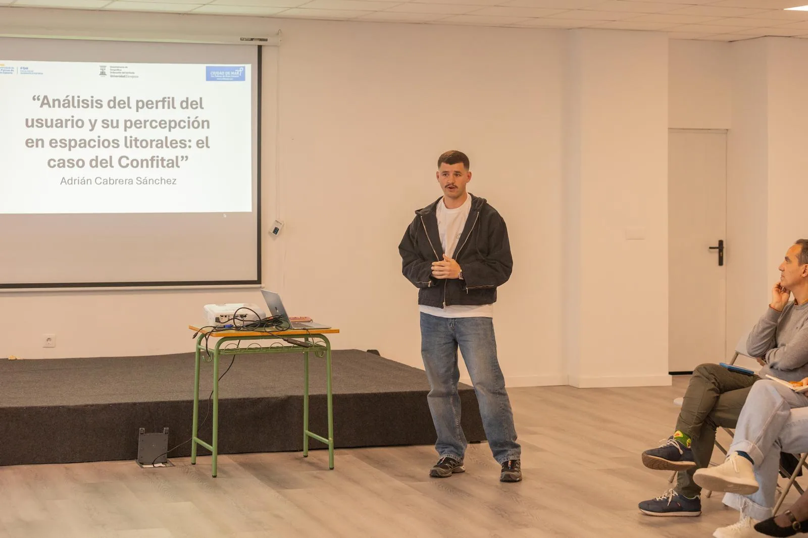 Adrián Cabrera durante la presentación de la investigación en el foro